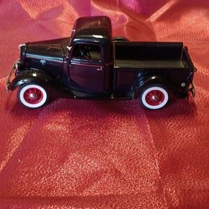 1:24 scale Danbury Mint 1935 black Ford Pickup die cast model car